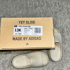 (Sold) Yeezy Slides kids size 13